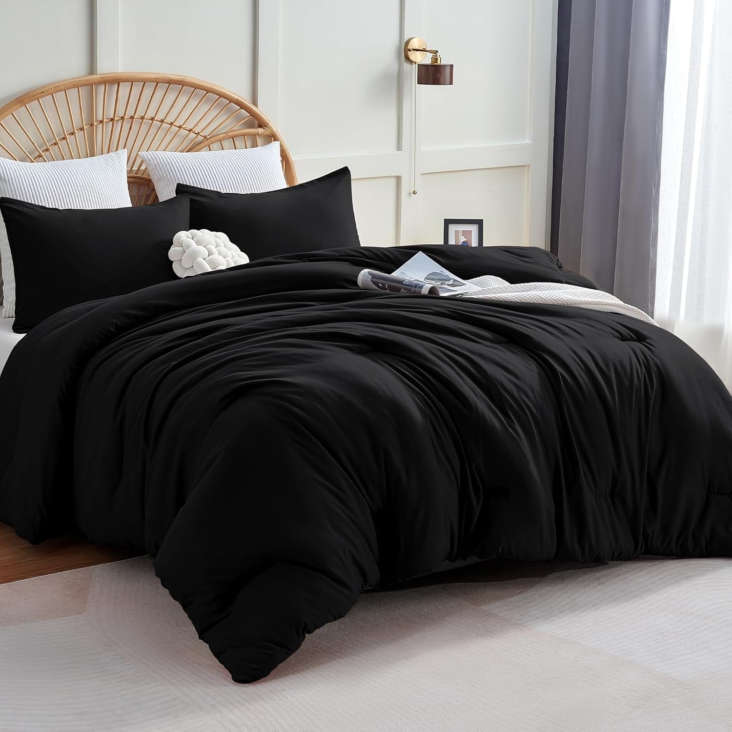 Black Queen-size 3-piece quilted bedding set.
