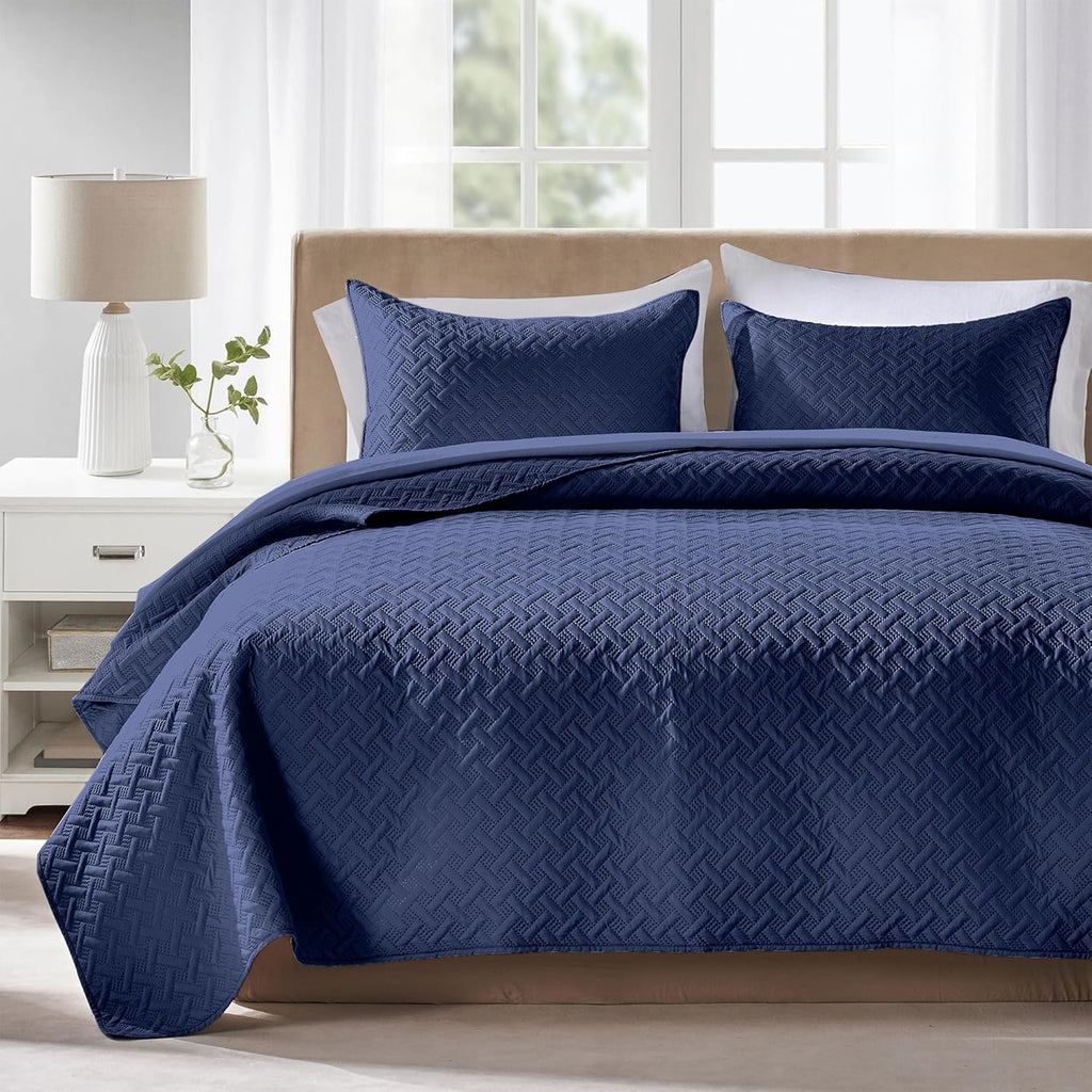 Quilted Bedspread – Ultra-soft, lightweight navy blue microfiber coverlet.