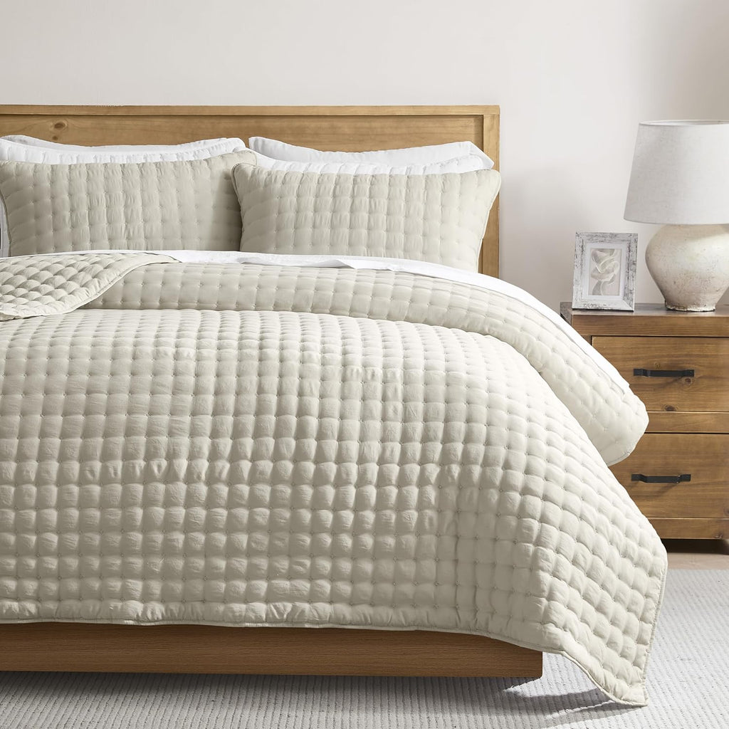 Beige King Size quilted bedding set (includes 2 pillowcases).
