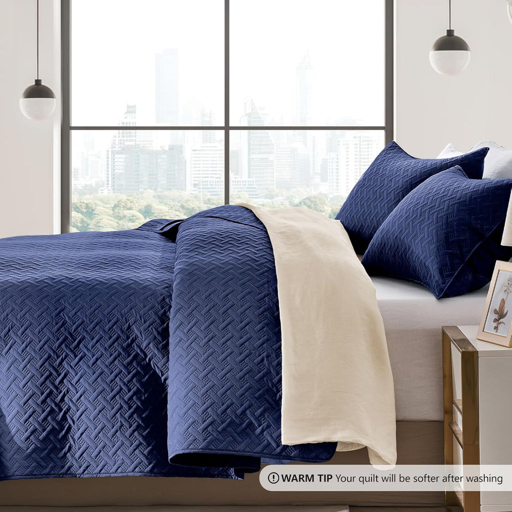 Quilted Bedspread – Ultra-soft, lightweight navy blue microfiber coverlet.