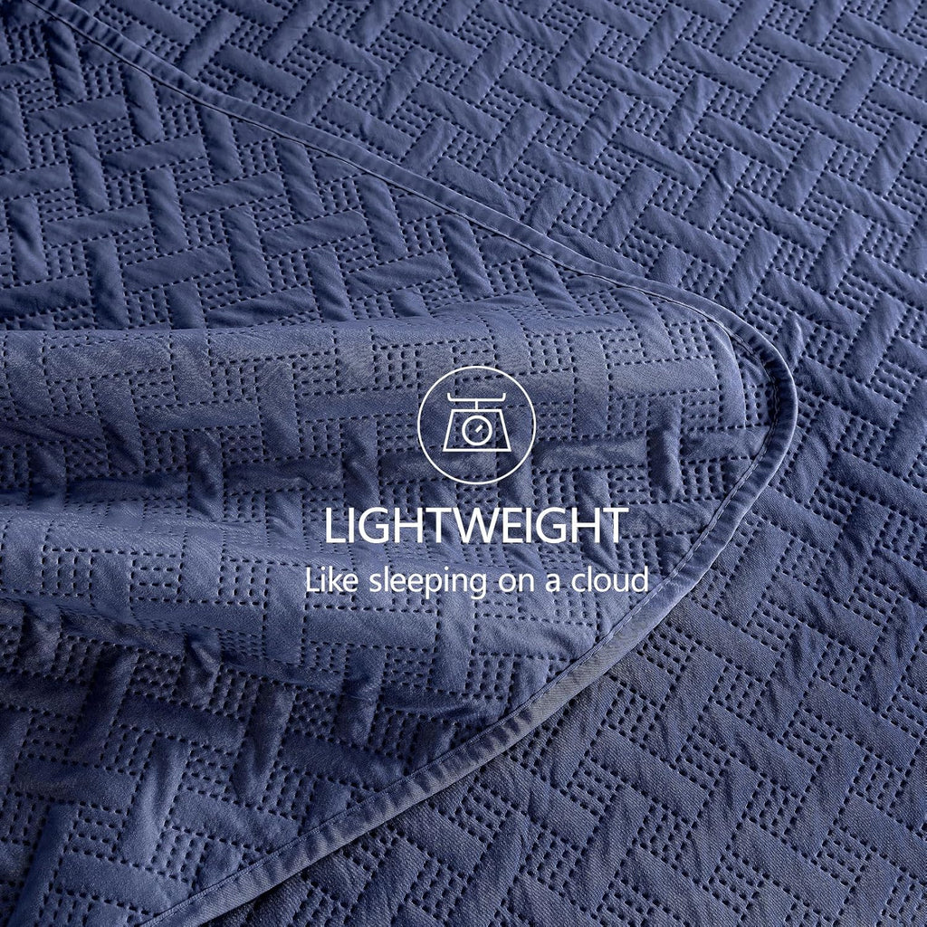Quilted Bedspread – Ultra-soft, lightweight navy blue microfiber coverlet.